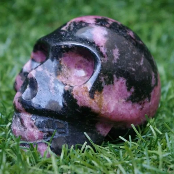 Crâne en Rhodonite, profil 1 | Dans les Yeux de Gaia