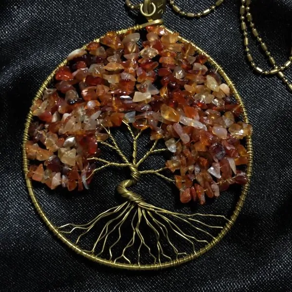 Collier artisanal arbre de vie en cornaline | Pendentifs en Minéraux | Dans les yeux de Gaïa
