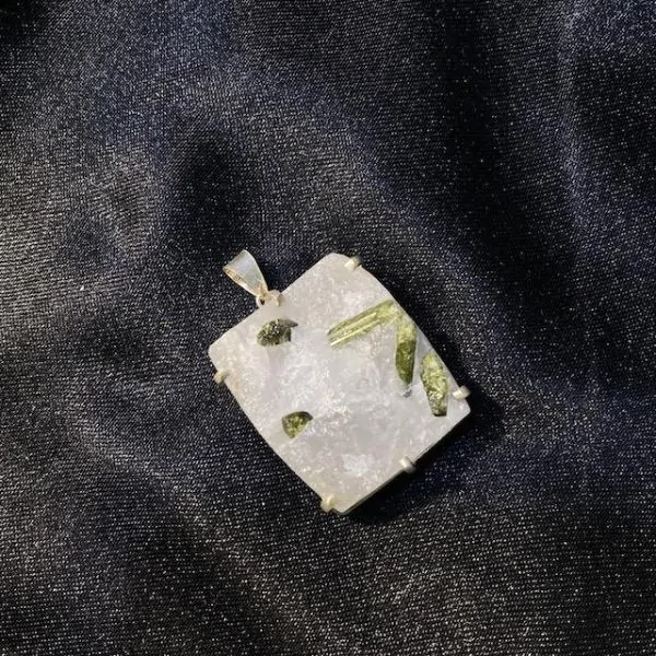 Pendentif Calcite et Tourmaline Verte Brute Serti sur Argent 925 -2| Pendentifs en Minéraux | Dans les yeux de Gaïa