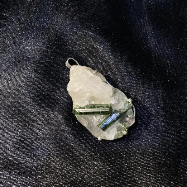 Pendentif Calcite et Tourmaline Verte Brute Serti sur Argent 925 -1 | Pendentifs en Minéraux | Dans les yeux de Gaïa