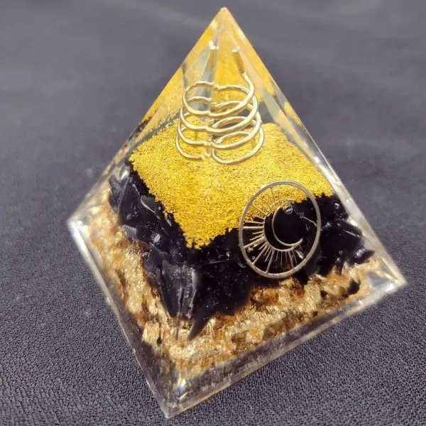 Mini pyramide orgonite pierre naturelle Onyx, vue du côté gauche | Dans les Yeux de Gaia