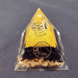 Mini pyramide orgonite pierre naturelle Onyx, vue de face | Dans les Yeux de Gaia