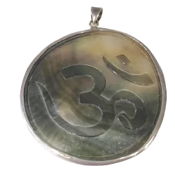 Pendentif Aûm en argent et nacre - Photo 1 | Dans les Yeux de Gaia