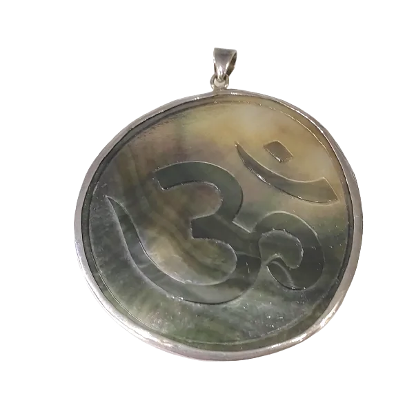 Pendentif Aûm en argent et nacre - Photo 1 | Dans les Yeux de Gaia