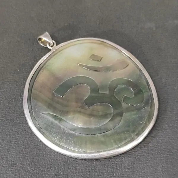 Pendentif Aûm en argent et nacre - Photo 2 | Dans les Yeux de Gaia