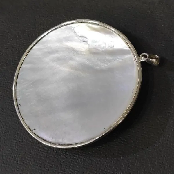 Pendentif Aûm en argent et nacre -1| Pendentifs en Minéraux | Dans les yeux de Gaïa