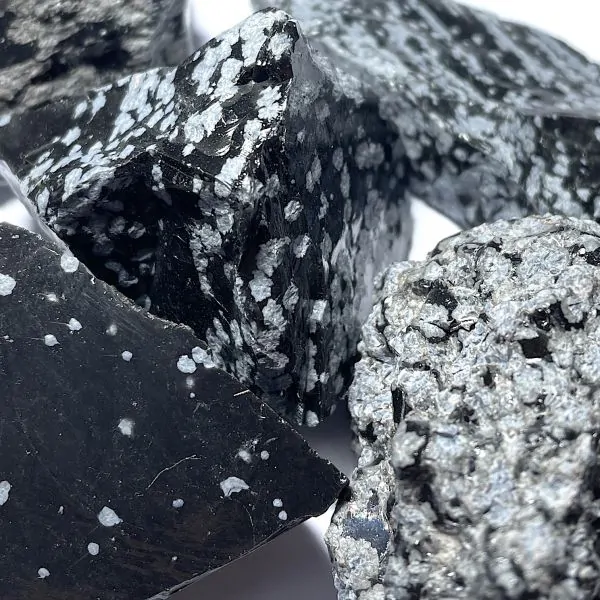 Obsidienne Neige brute 3 - vue de près | Dans les Yeux de Gaïa
