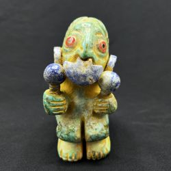 Figurine Pachamama en rituel vue de face | Dans les Yeux de Gaïa
