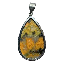 Pendentif en orpiment serti...