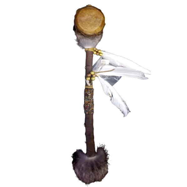 Crécelle " Hochet " Chamanique en peau avec plumes et perles - Côté - Chamanisme | Dans les Yeux de Gaïa
